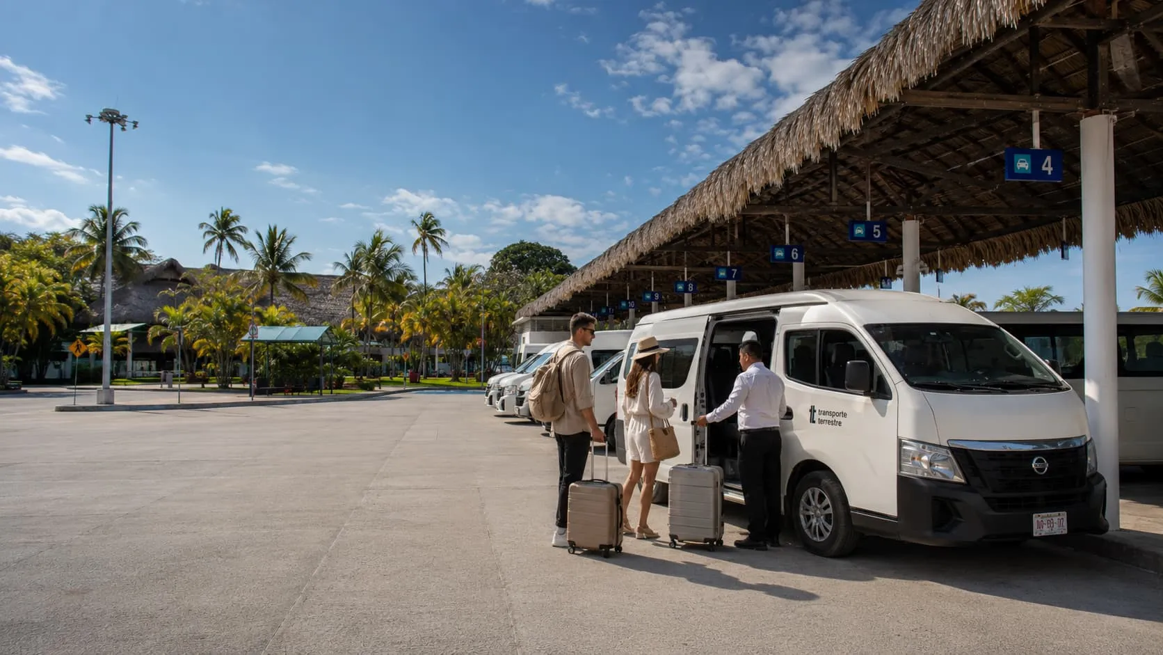 Viajeros con equipaje abordando una van oficial de Transporte Terrestre en el Aeropuerto de Huatulco